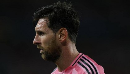 球王格局！尽管C罗私下诋毁梅西！梅西不计较反而好评C罗！