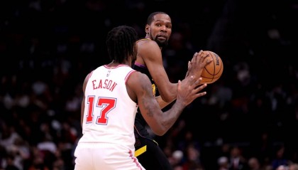 美记:杜兰特和伊森均在和火箭进行续约谈判