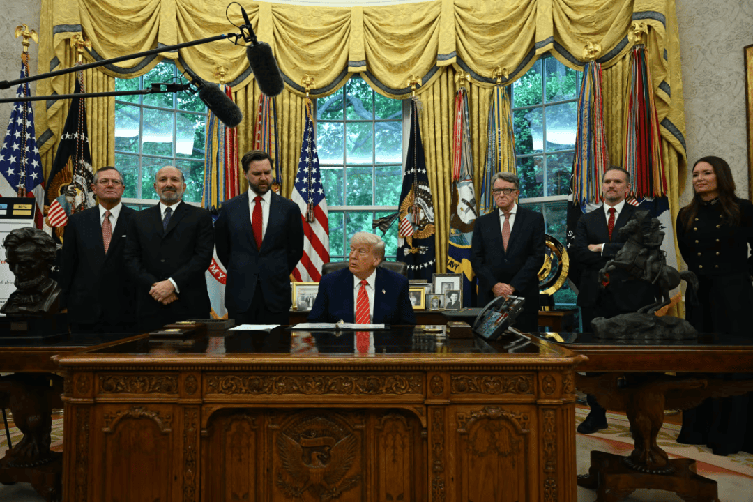 美股集体收涨！英美就关税条款达成一致，特朗普：你最好现在就去买股票