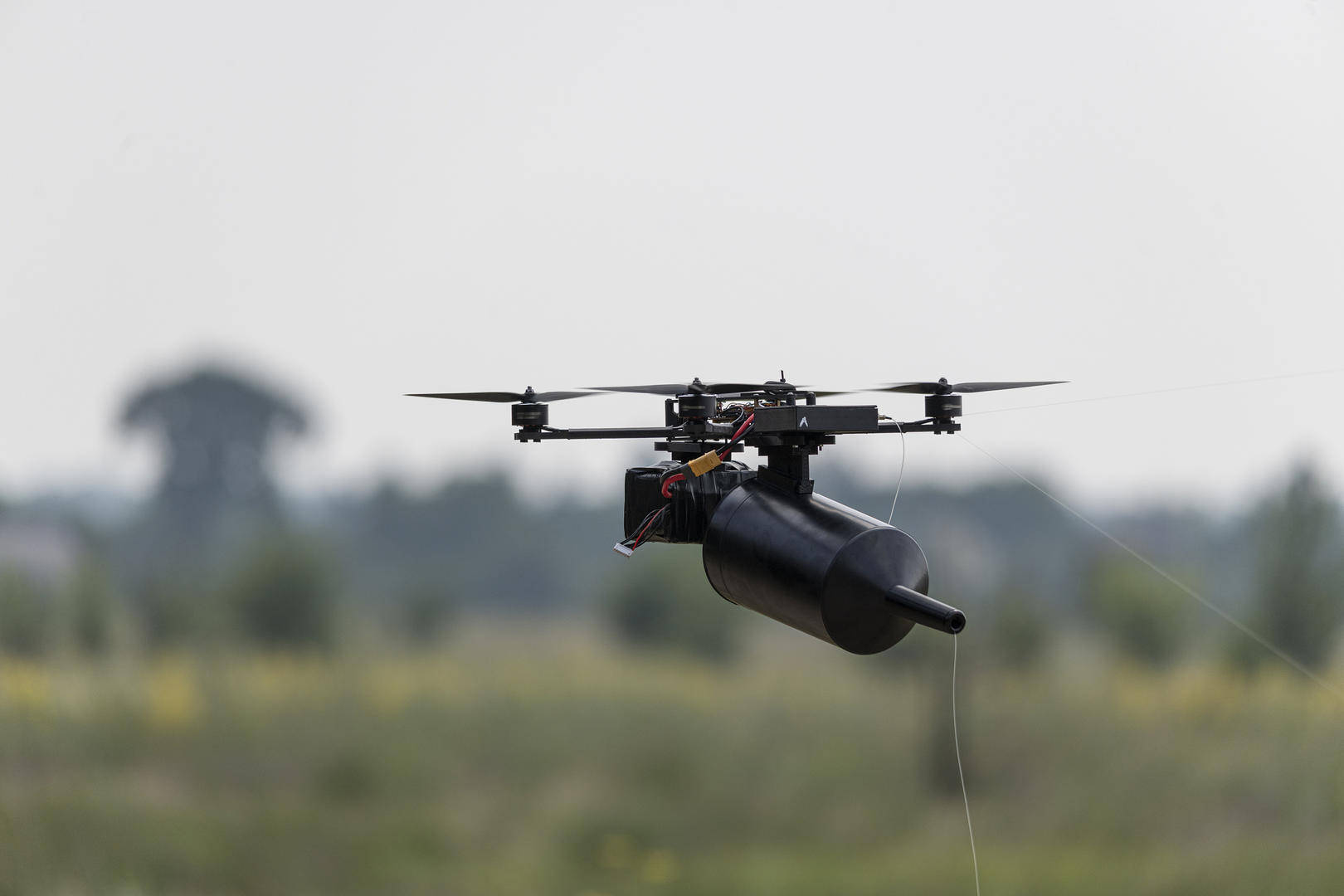 “史上首次”机器人俘虏了战俘？揭秘背后：乌有数百个秘密工坊，俄开发抗干扰无人机