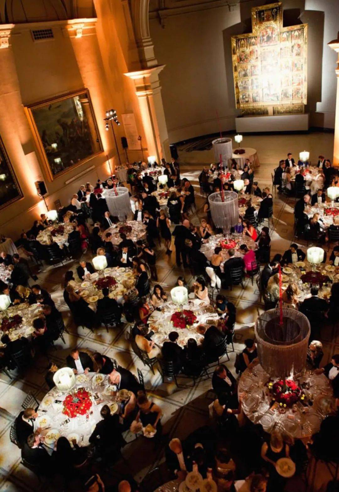 川普币圈晚宴：百名抗议者，川普来去匆匆，“榜一大哥”孙宇晨风头出尽