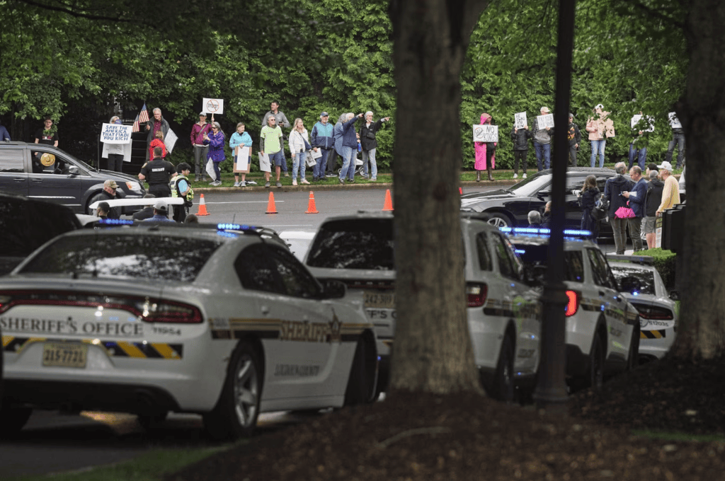 川普币圈晚宴：百名抗议者，川普来去匆匆，“榜一大哥”孙宇晨风头出尽