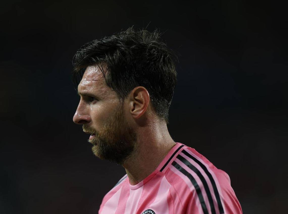 球王格局！尽管C罗私下诋毁梅西！梅西不计较反而好评C罗！