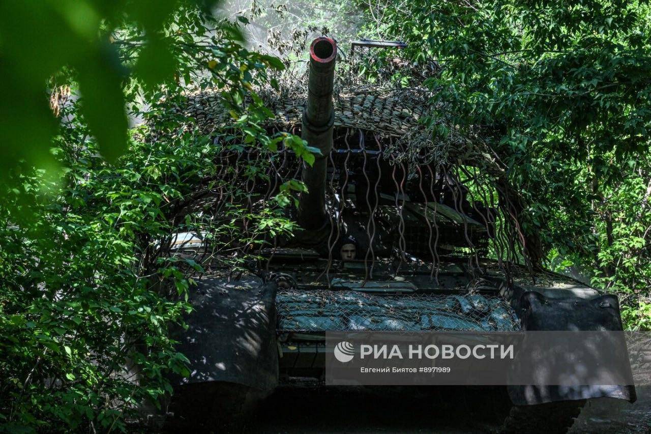 普京就差笑出声了，数十万俄军持续激战：逼迫特朗普露出真正面目