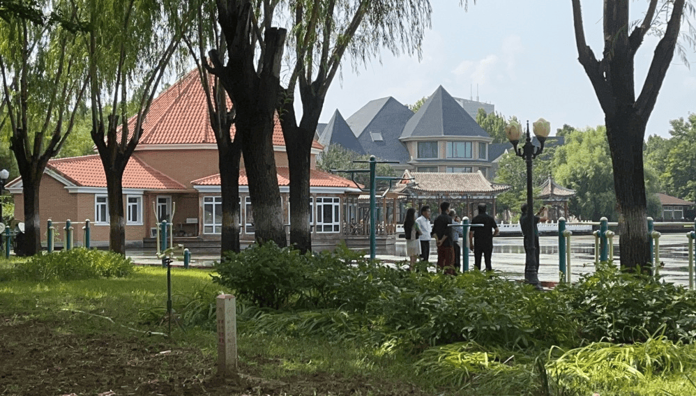 友人称范曾去年结婚后对徐萌承诺买新房,7月中旬已乔迁新居,10多天前见面时状态良好,未失联