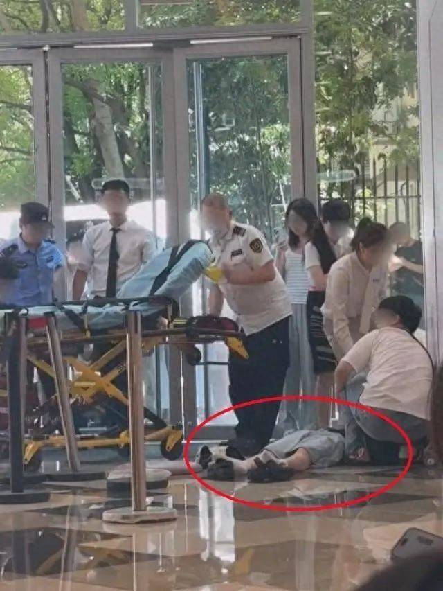 上海一主理人新店开业当天即闭店，秩序混乱发生冲突，大批顾客现场冒高温排长队有人晕倒