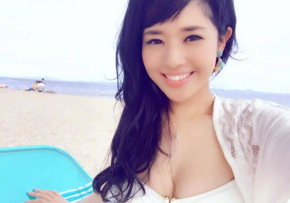 44岁苍井空惊艳亮相香港娱乐场所开幕式，超深V礼服尽显魅力