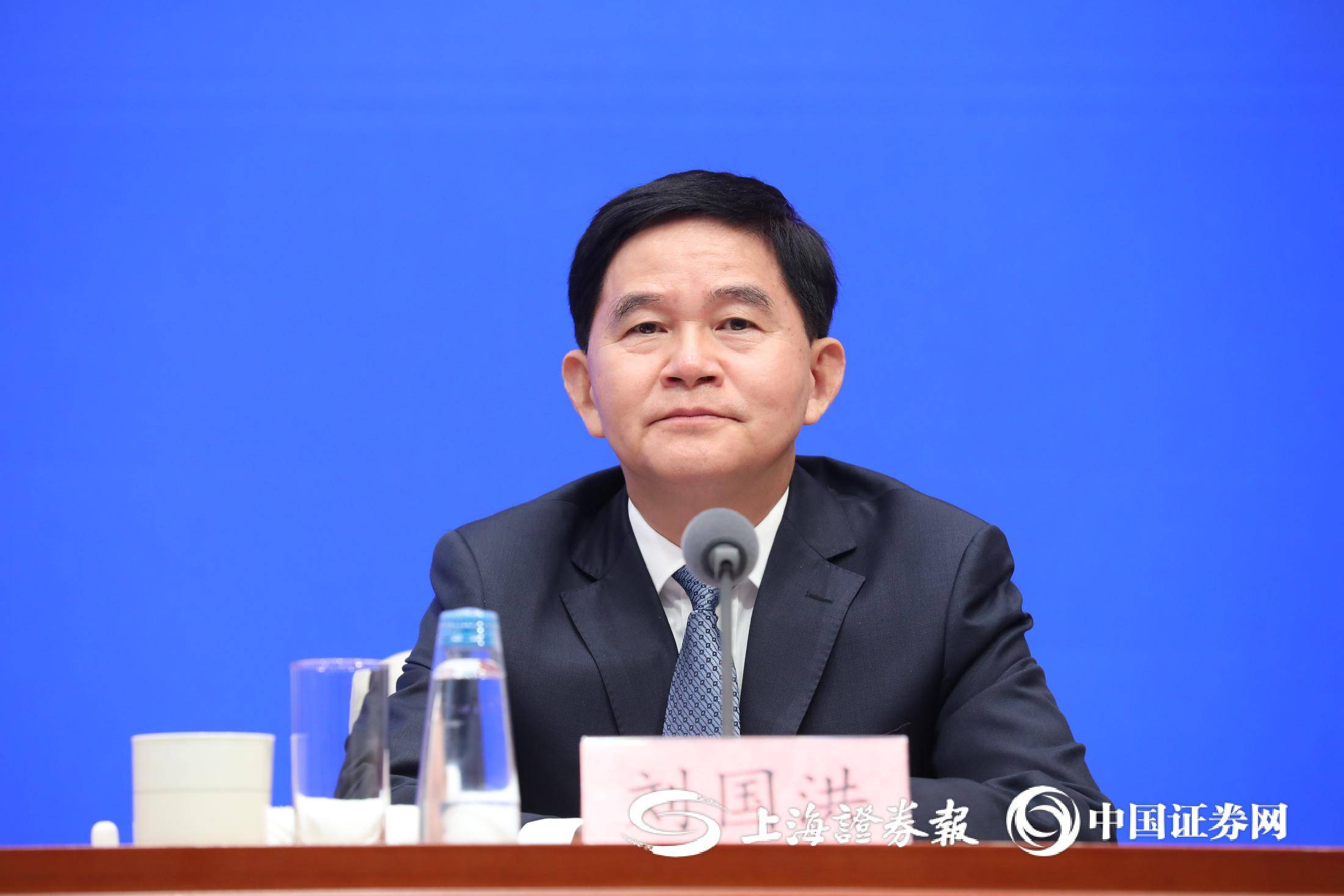 我国最大、世界第二大流动沙漠塔克拉玛干沙漠已经戴上了“绿围脖”