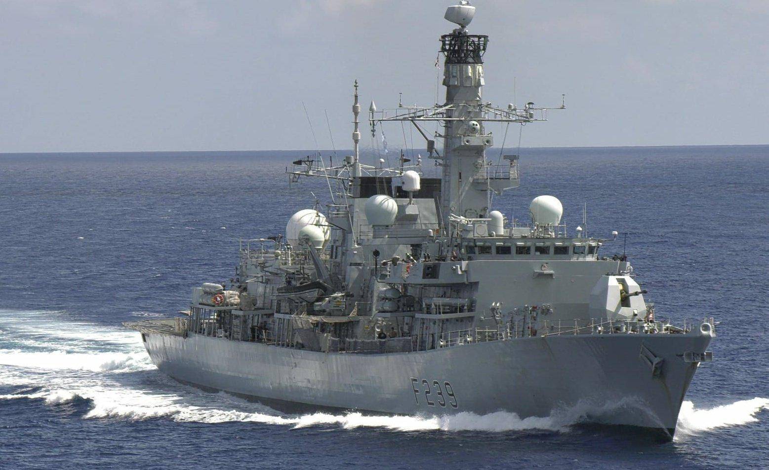 福建舰刚进入,台湾海峡发生激烈对峙:面对直10,英美军舰老实了