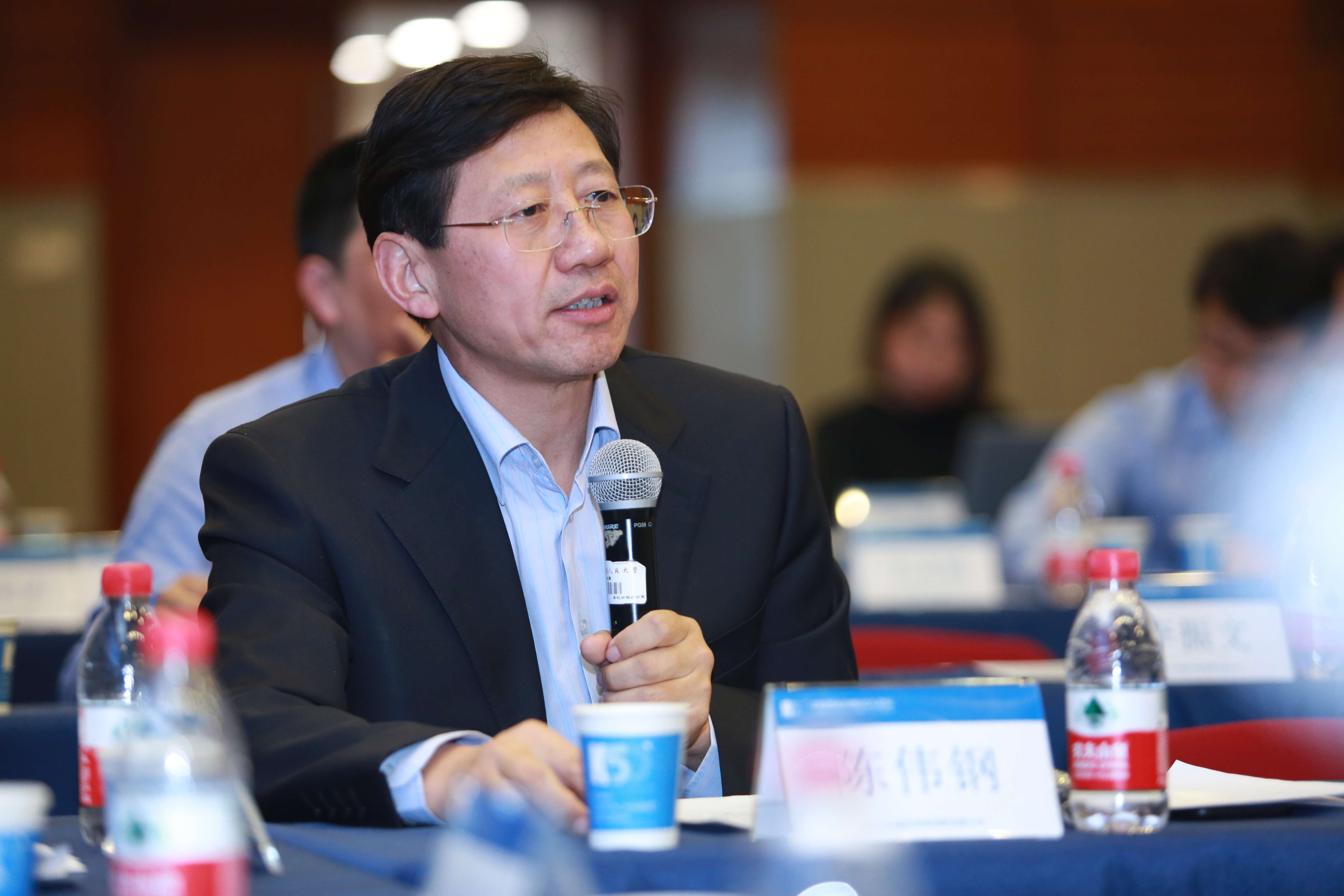 校长在教室炒币(校长昨天在办公室就这个问题郑重地跟他谈了话)